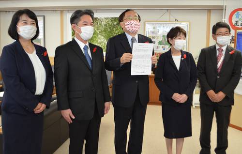 三村申吾知事（中央）に募金活動の協力を依頼した元木篤子会長（右から２番目）ら＝１日、青森県庁