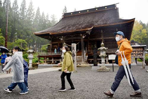 ラジオで案内を聞きながら天台寺を散策する参加者