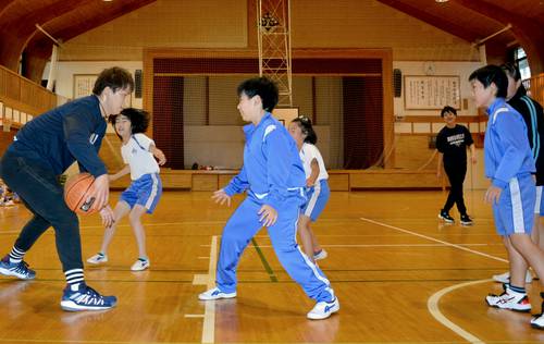 岩手ビッグブルズの選手（左）らと交流した体験会