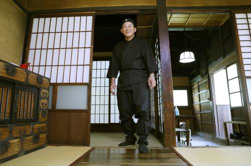 　「忍者屋敷」と伝わる古民家を購入した佐藤光麿さん。足元手前は足音で侵入者を察知する「うぐいす張り」の床＝１３日午前１１時２２分、青森県弘前市