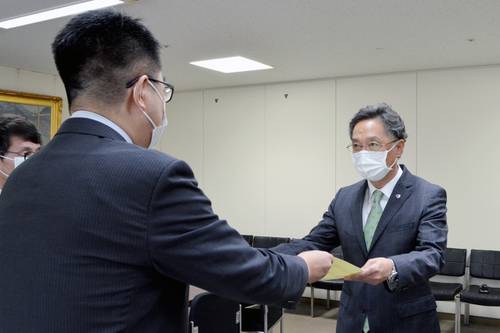 嶋谷嘉英次長（左）から表彰状を受け取る伊藤博次さん