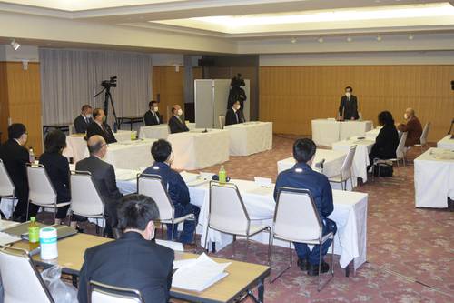 地下水浄化の追加対策などを協議した会合＝４日、八戸市