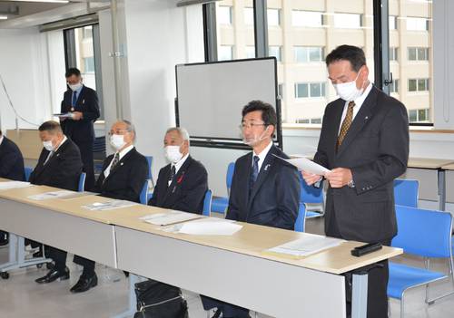 県教委に要望内容を伝える工藤祐直南部町長(右)ら=11日、県教育庁