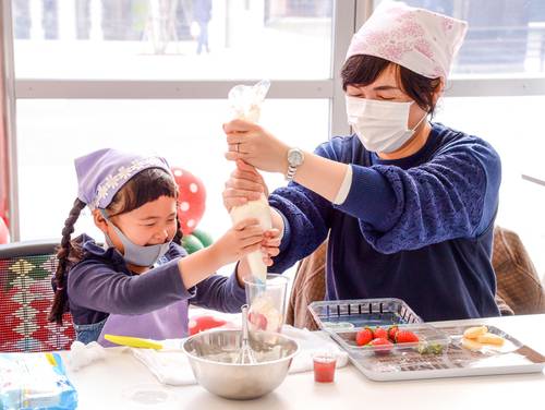 いちごパフェ作りに挑戦する親子