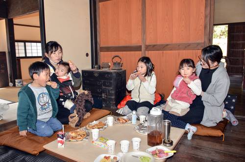 出来たてのピザを味わう参加者