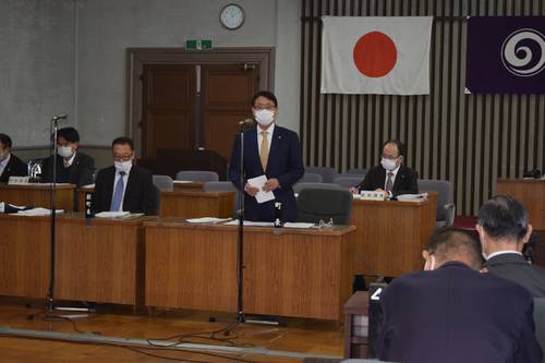 野辺地町の財政見通しなどについて説明する野村秀雄町長＝２０日、野辺地町役場