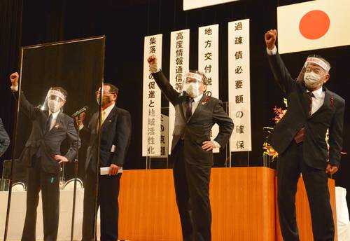 総決起大会で頑張ろうを三唱する三村申吾会長（右から２人目）＝２０日、東京都内