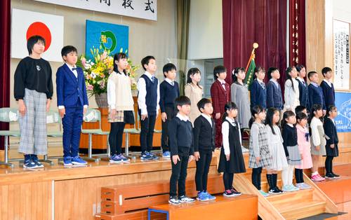 「旅立ちの詩」の呼び掛けを発表する児童