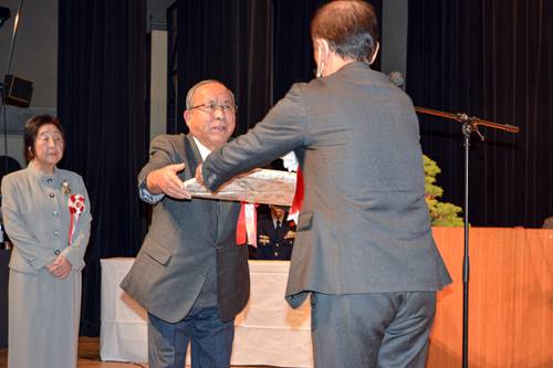 小桧山吉紀市長（右）から表彰状を受ける被表彰者