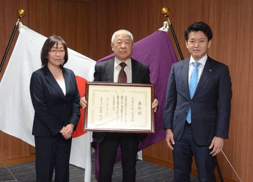 宮下宗一郎市長（右）に生涯スポーツ優良団体表彰を報告した（左から）柳谷泉理事長と山本隆悦会長