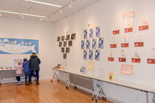 個性豊かな作品が並ぶ会場