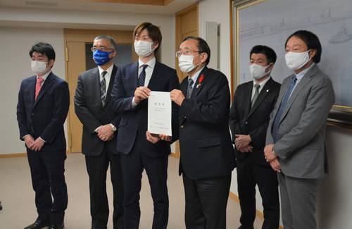 三村申吾知事（右から３人目）に要望書を提出したスポーツチームの代表者＝７日、青森県庁