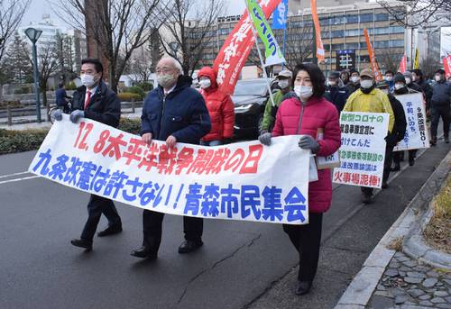 デモ行進し、憲法九条の改憲反対などを訴える参加者＝８日、青森市