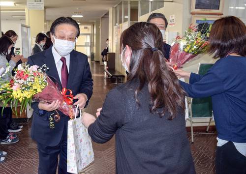 職員から花束を受け取る野坂充町長（左）＝９日、横浜町役場