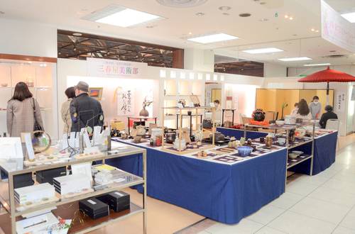 貴重な美術工芸品１００点以上が並ぶ店内＝１８日、八戸市の三春屋