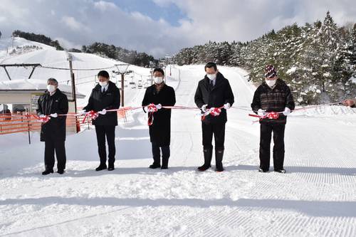 テープカットでスキー場のオープンを祝う関係者