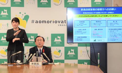 年末年始の感染予防について説明する三村申吾知事（右）＝２１日、青森県庁