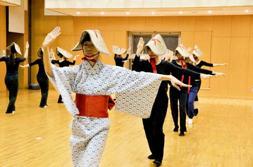 ささ踊りの練習に励むメンバー＝１１月、東京都内（実行委の安田敬さん提供）