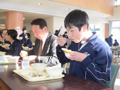 給食でゼネラル・レクラークを味わう生徒（右）。左は工藤祐直町長