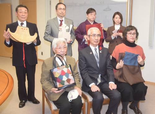 柏木司副知事（前列中央）と写真に収まる伝統工芸士＝２２日、青森県庁