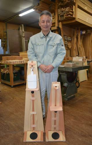 足踏み式木製消毒液スタンドを開発した福田木工所の福田武代表。商品は無垢タイプ
