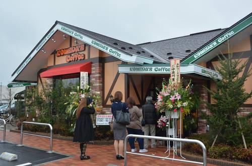 オープンした「珈琲所コメダ珈琲店八戸城下店」＝１２日、八戸市