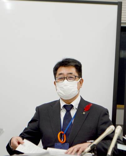 検証結果について報告する嶋谷嘉英次長＝２４日、青森県庁