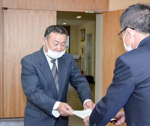 若宮佳一町長（右）に答申書を提出する岩井敬治会長＝２５日、五戸町役場