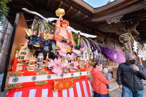 来年の干支「丑」にちなんだミニ山車＝２７日、八戸市内丸２丁目