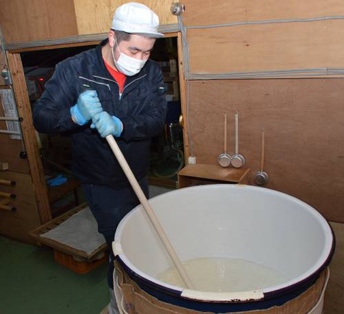 酒母造りの作業に汗を流す蔵人=28日、五戸町