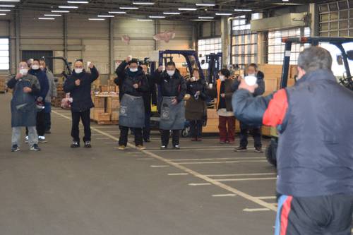 ２０２０年最後の競りを終え、乾杯する市場関係者＝２９日、南部町営地方卸売市場