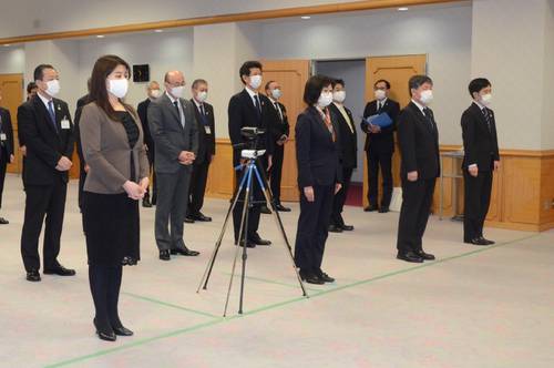 三村申吾知事から年始の訓示を受ける青森県の幹部職員＝４日、県庁