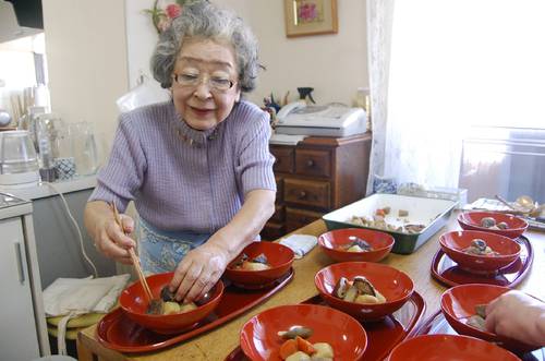 自宅の料理教室でおせち料理の作り方を教える鈴木登紀子さん＝２０１４年１１月１４日、東京