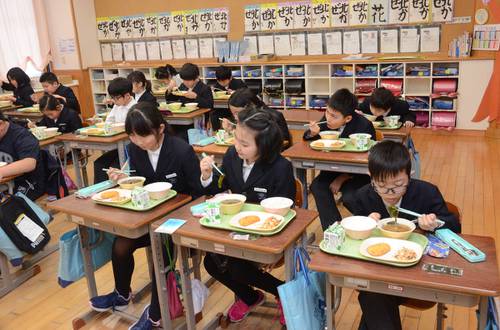 「寒立菜」を使ったみそ汁などの給食を味わう児童