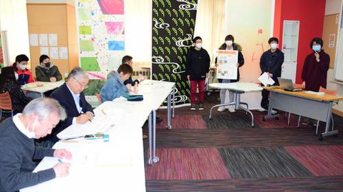 学生たちが南部せんべいの新しい食べ方やパッケージデザインを提案した最終発表会