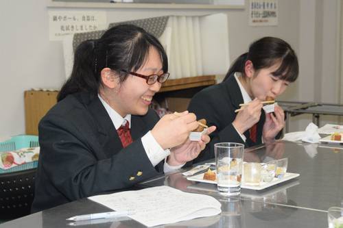 田子ガーリックステーキごはんの２０２１年バージョン試作品を食べる田子高生