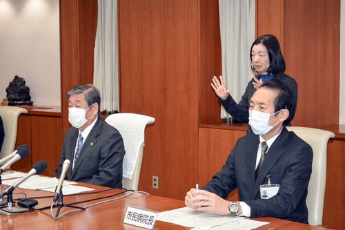 八戸市立市民病院の医師の感染判明を受け、会見する今明秀院長（右）と小林眞市長＝２１日、市庁