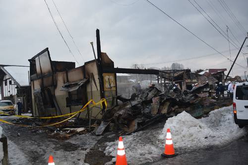 焼け跡から１人の遺体が見つかった火災現場＝２２日午前９時半ごろ、二戸市浄法寺町門前向