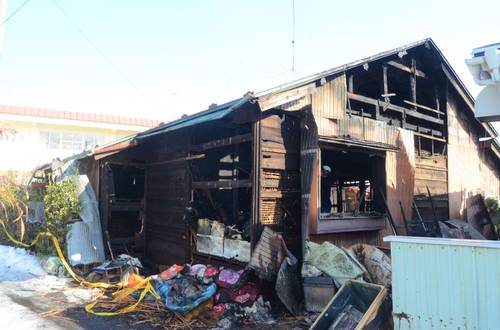 火災で全焼した住宅＝２３日、八戸市江陽４丁目
