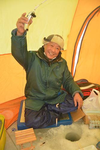 ワカサギ釣りを楽しむ愛好家