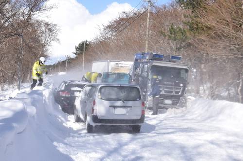 多重事故が発生した現場＝９日午後０時半ごろ、三沢市三沢庭構の国道３３８号線