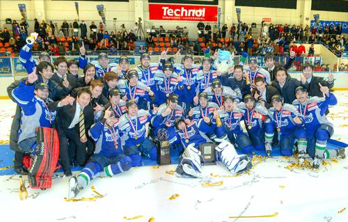 震災から２年、チーム初のアジアリーグ単独優勝を成し遂げた東北フリーブレイズ＝２０１３年３月３０日、八戸市のテクノルアイスパーク新井田（現テクノルアイスパーク八戸）　