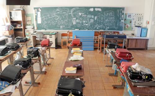 ランドセルが置かれたままの双葉北小学校の教室。黒板には、当時の児童が書いたとみられるメッセージが残る＝９日、双葉町　