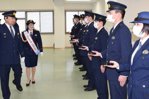 装備品を点検する一日警察署長の福島未来さん（左から２人目）