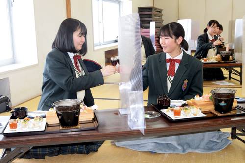 ガリステごはんを味わう田子高生