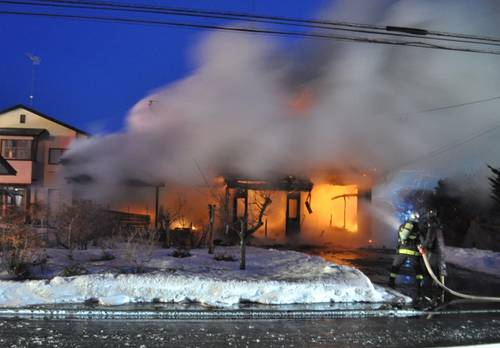 焼け跡から１人の遺体が見つかった住宅火災＝１７日午前５時４０分ごろ、十和田市