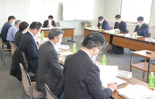 南郷コミュニティタクシーの再編について協議した会議＝１７日、八戸市庁