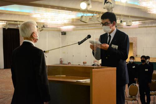 入隊予定者を代表し、あいさつする大嶋響輝さん（右）