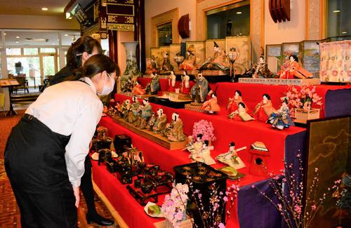 年代の異なるひな人形が並ぶ会場