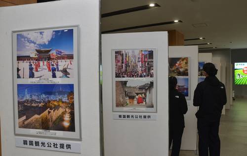 ソウル線の就航２５周年を記念したパネル展＝１日、青森空港